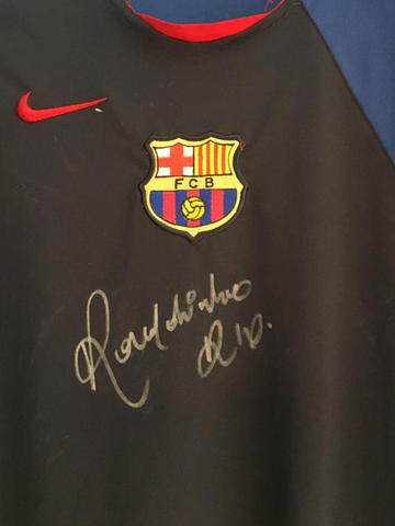2005 Barcelona Signed Signed Ronaldinho (XL)