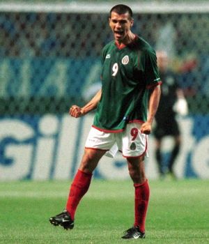 2002 Mexico Atletica World Cup Japon Jared Borgetti (L)